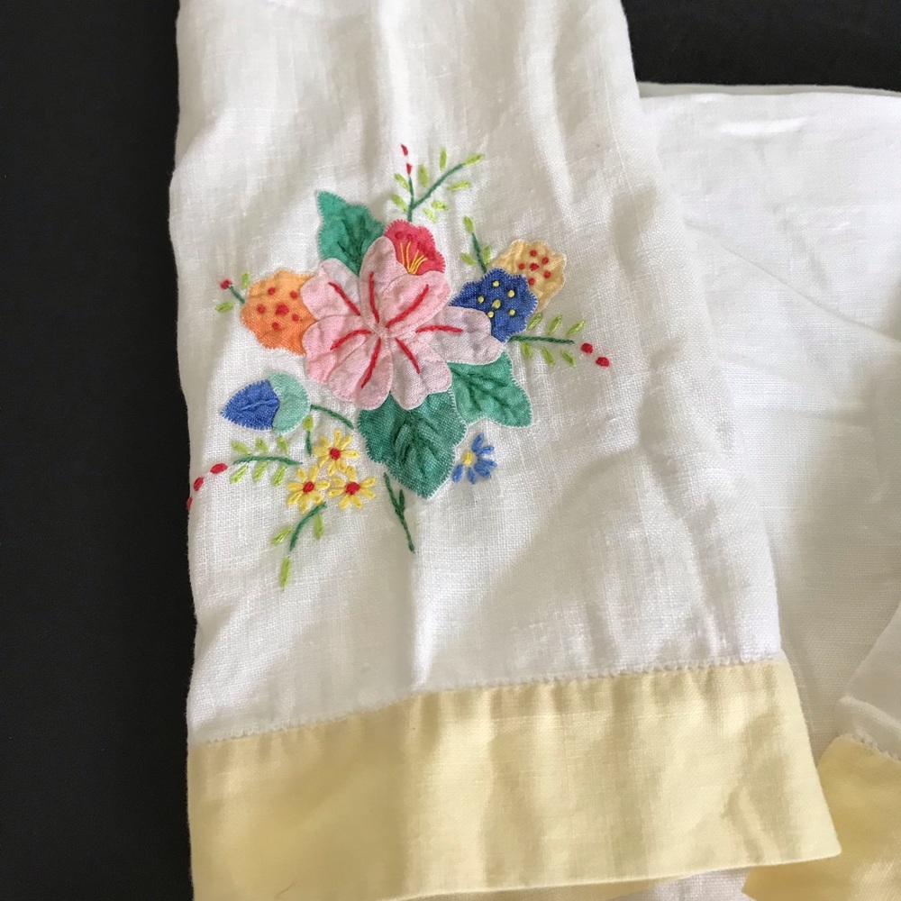 4 Vintage Tea Towels - Picture 3 of 5